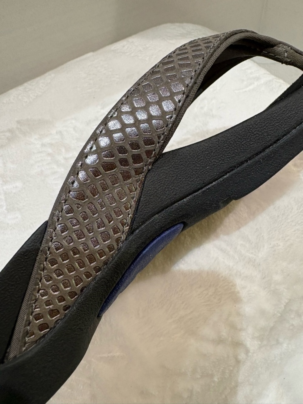 ABEO WOMAN’S PEWTER ALEA B.I.O. SYSTEM THONG SANDALS SIZE 8N
IN BOX - Picture 14 of 14